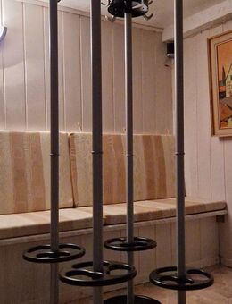 Repräsentativer Garderobenständer mit Carrara Marmor Fuß - Berlin Lichtenberg