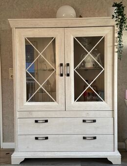 Weiße Vitrine mit Beleuchtung und Schubladen - Brake (Unterweser) Zentrum