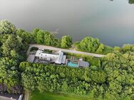 Zweifamilienhaus am See mit Schwimmbad und Sauna. Traumhaft gelegen. In Jever, zu verkaufen. - Jever