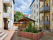 Im Dachgeschoss: 3 Zimmer mit Balkon und Einbauküche! - Halle (Saale)