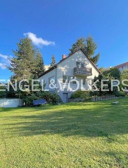 Freistehendes Einfamilienhaus mit Potenzial auf großem Grundstück in exklusiver Lage - Erfurt