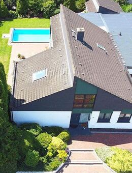 Exklusives Einfamilienhaus mit Einliegerwohnung, Pool und unverbaubarem Wiesenblick - Lastrup