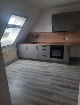 Schöne 3-Zimmer Wohnung, Küche, Bad (mit Einbauküche) - Schkölen