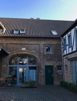 Wohnanlage mit einem restaurierten, denkmalgeschützten Vierkanthof und einem Neubau - Bonn