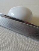 Flaches Taschenmesser aus Edelstahl. Feine Muster-Gravur auf den Griff-Schalen. 1 x Klinge, 1 x Nagelfeile. Handlich u. praktisches Universalmesser. Elegantes, klassisches Taschenmesser. in 32545