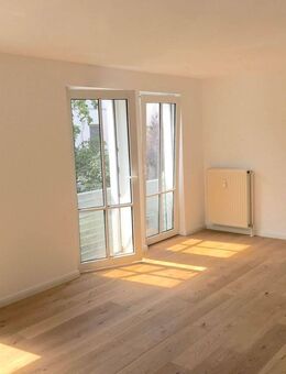 Kleine modernisierte 2-Zimmer Wohnung mit Aufzug und Stellplatz - Berlin