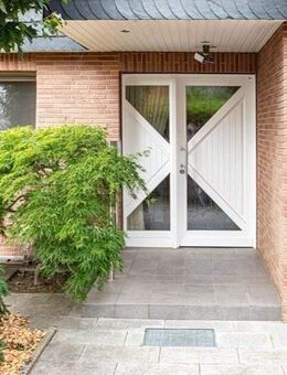 Ruhige Oase in zentrumsnaher Lage! Großräumiger Bungalow mit unerwartet vielen Vorzügen! - Lüneburg