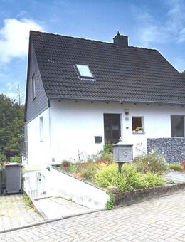 Schöne Souterrainwohnung mit zwei Terrassen, Garten und Wallbox - Velbert