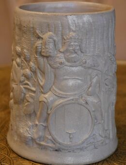 Alter Bierkrug , Keramik , 0,5Liter , Gambrinus auf dem Fass , Gambrinus ist ein legendärer König, der als Erfinder des Bierbrauens angesehen wurde. , K328 - Görlitz