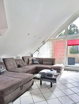 Großzügige Dachgeschosswohnung mit Balkon, Kamin und zwei Stellplätzen - Filderstadt