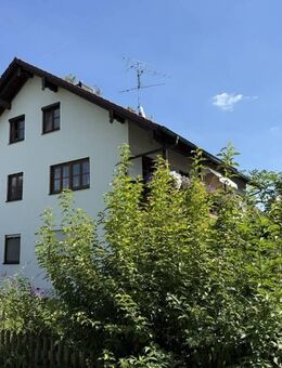 Schön geschnittene, gepflege und helle 3-Zimmer-DG-Wohnung mit Garten und Carport in 3-Part.haus - Bockhorn (Bayern)