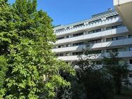 Sehr schöne 2 ZKB mit Balkon und TG Stellplatz - München