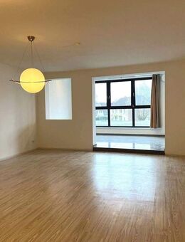 Renovierte, großzügige Wohnung mit 2 Zimmern, Fahrstuhl und guter Infrastruktur - Wedel