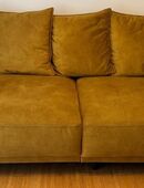 Gemütliche Couch in senfgelb zu verkaufen in 50667