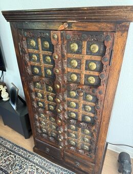 Schrank Holz mit Beschlägen - Flensburg