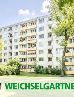 Bezugsfreie Eigentumswohnung im obersten Stockwerk einer gepflegten Wohnanlage mit Blick ins Grüne - München