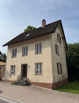 Zweifamilienhaus mit Fördermöglichkeiten durch Sanierungsvermerk zu verkaufen - Vöhrenbach