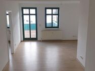 großzügige und helle 2,5-Zimmer-Wohnung mit Balkon im Stadtkern von Waren (Müritz) - Waren (Müritz)