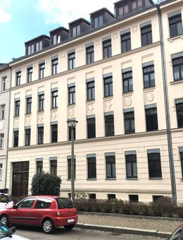 Beliebte Wohnlage ! Traumhafte 3-Raumwohnung im Dachgeschoss mit Loggia, ruhig und grün gelegen im stilvoll sanierten Mehrfamilienhaus! - Leipzig