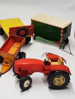 Steiff alte Modellfahrzeuge aus Holz/Blech, Traktor stilisierter MAN + 5 Anhänger, aus den 60er Jahren - Bovenden