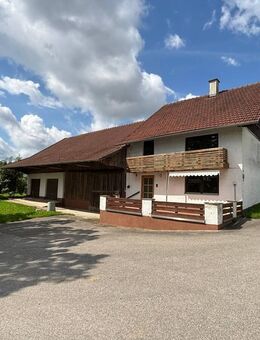 Bauernhaus mit Nebengebäude in Außenbereich-Lage Hörglkofen bei Oberviehbach - Niederviehbach