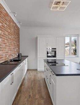 Lichtdurchfluteter Bungalow auf ca. 165 m² - stilvolles Wohnen auf einer Ebene mit Garten & Terrasse - Luckenwalde