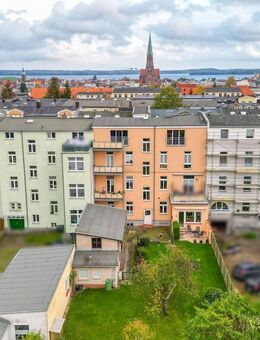 Zentrales Wohnglück mit Blick ins Grüne - Dachgeschosswohnung mit Flair - Schwerin