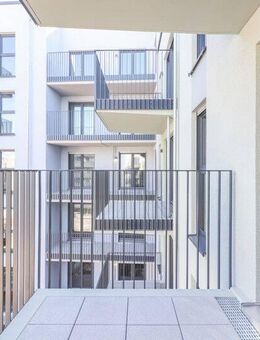 Sonnige Eleganz: Lichtdurchflutete Wohnung mit Designküche, Balkon und Tiefgaragenoption - Frankfurt (Main)