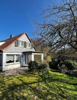 Charmantes Sanierungsobjekt auf großem Grundstück in ruhiger aber zentrumsnaher Lage. - Bergisch Gladbach