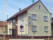 Großzügiges Einfamilienhaus mit viel Potenzial in zentraler Lage in Berg - Berg (Pfalz)