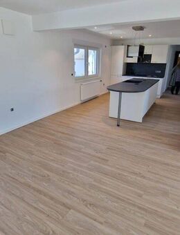 Geräumige 3 Zimmer-Wohnung mit Balkon, Einbauküche und Wintergarten - Erlensee