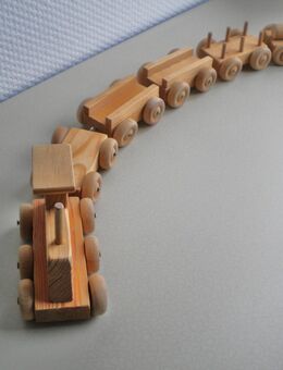 Holz-Zug-Lok mit 5 Anhängern,Natur,ca. 58 cm angehängt - Linnich