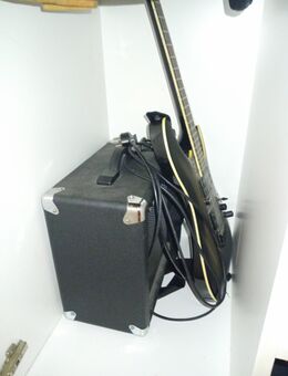 Verkaufe eine E-Gitarre mit Zubehör - München