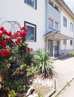Ruhig gelegene, große Dachgeschosswohnung mit Südbalkon und Garage - Illerrieden
