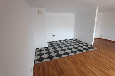 Individuelle 3-Raum-Wohnung im Altbau mit Wanne und Aufzug frei.