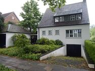 "Traumhaft wohnen in einem freistehenden Einfamilienhaus mit Gartenparadies und zwei Garagen" in Krefeld-Fischeln - Krefeld