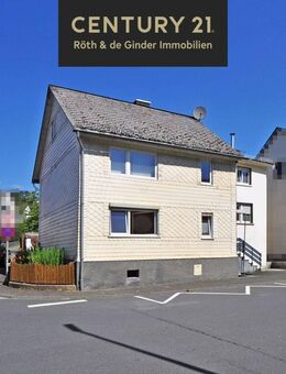 Zweifamilienhaus mit Nebengebäuden - Herborn (Hessen)