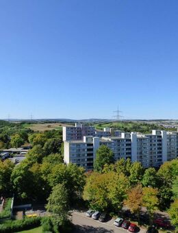 Hoch oben mit tollem Ausblick: gepflegte 2-Zimmer-Wohnung mit geschütztem Balkon und Garage - Nürtingen