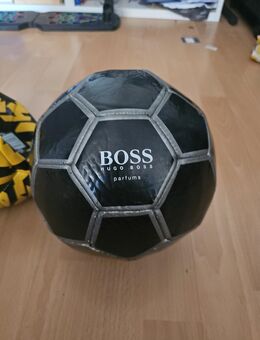 Originales Boss und ein Adidas Fußball - Mönchengladbach