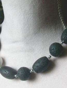 elegante Lavakette mit seitlich eingefasster weisser Koralle - Stemmen