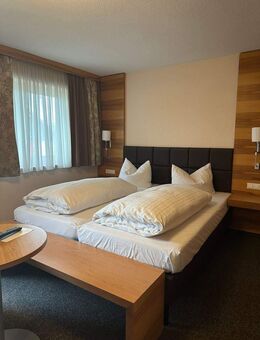 WUNDERSCHÖNE DOPPELHAUSHÄLFTE MIT 5 GÄSTEZIMMERN in zentraler Lage in Köngen - 804-24-1 - Köngen