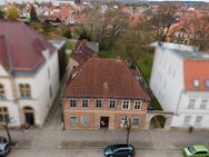 Beste Lage: Sanierungsbedürftiges Mehrfamilienhaus in bester Lage von Neustrelitz - Neustrelitz