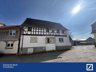 Sanierungsbedürftiges Zweifamilienhaus mit Potential, Hof und Scheune - Niederbösa