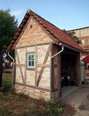 Tiny house Ferienhaus Gartenlaube Nachhaltig wohnen Altholz Restbaustoffe alte Dachziegel Altziegel Klinker Altholzbalken in 06198