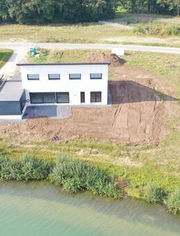 Ebenerdiger hochwertiger Pultdach-Bungalow in einzigartiger Lage mit direktem Seeblick! - Herzlake