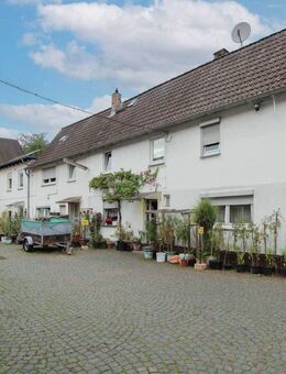 Vielseitiges Mehrfamilienhaus mit Scheune & 6 Garagen in ruhiger Sackgasse von Liederbach - Liederbach (Taunus)