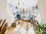SITULI: Helle 3-Zimmer-Maisonette im Dachgeschoss mit Erker - München