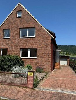 Gepflegtes Zweifamilienhaus mit elektr. Doppelgarage in der Natur - Emmerthal