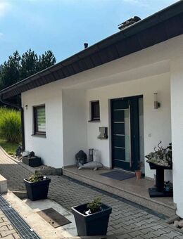 Großzügige Eigentumswohnung mit Hauscharakter, Garten, 2 Garagen und flexibler Wohnaufteilung - Gernsbach