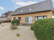 Zweifamilienhaus mit Garten, Freistellplatz und 2 Garagen - Uelzen